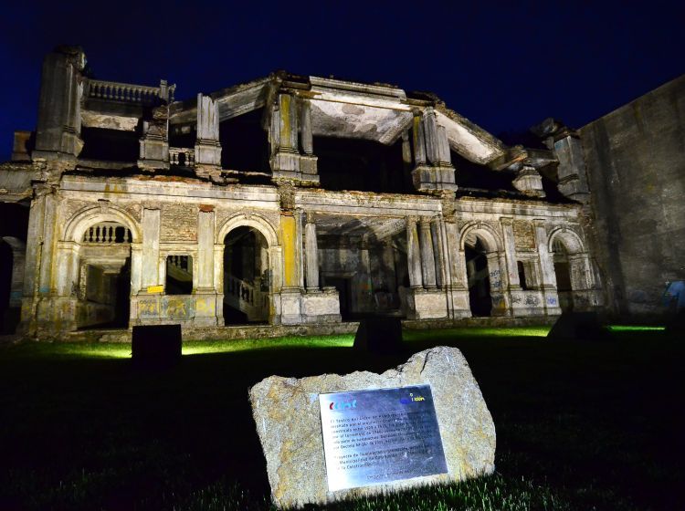 Teatro del Liceo Enrique Molina Garmendia, ubicado frente al Parque Ecuador
