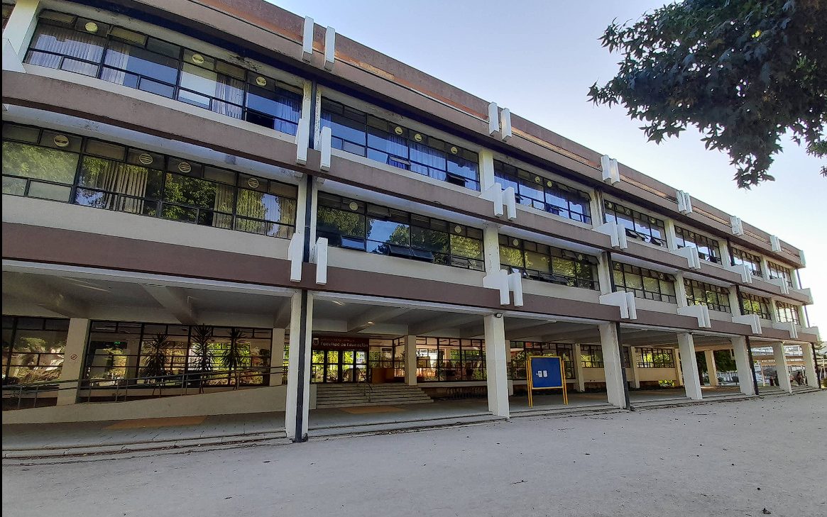 Vista frontal del edificio de la Facultad de Educación, Universidad de Concepción.