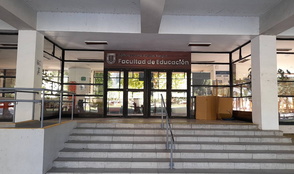 Acceso principal al Edificio Corina Vargas Vargas, Facultad de Educación, Universidad de Concepción.