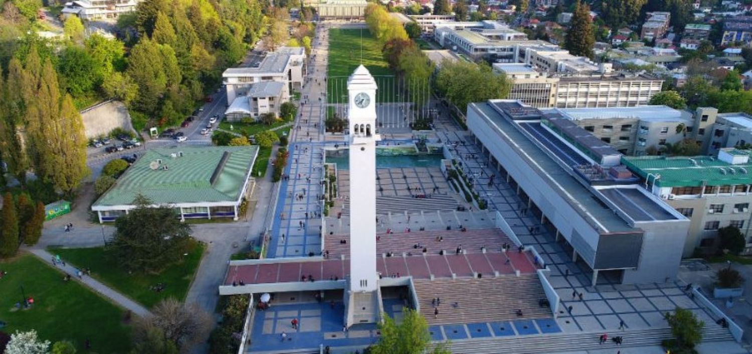 Vista aérea del Campanil y Foro UdeC.