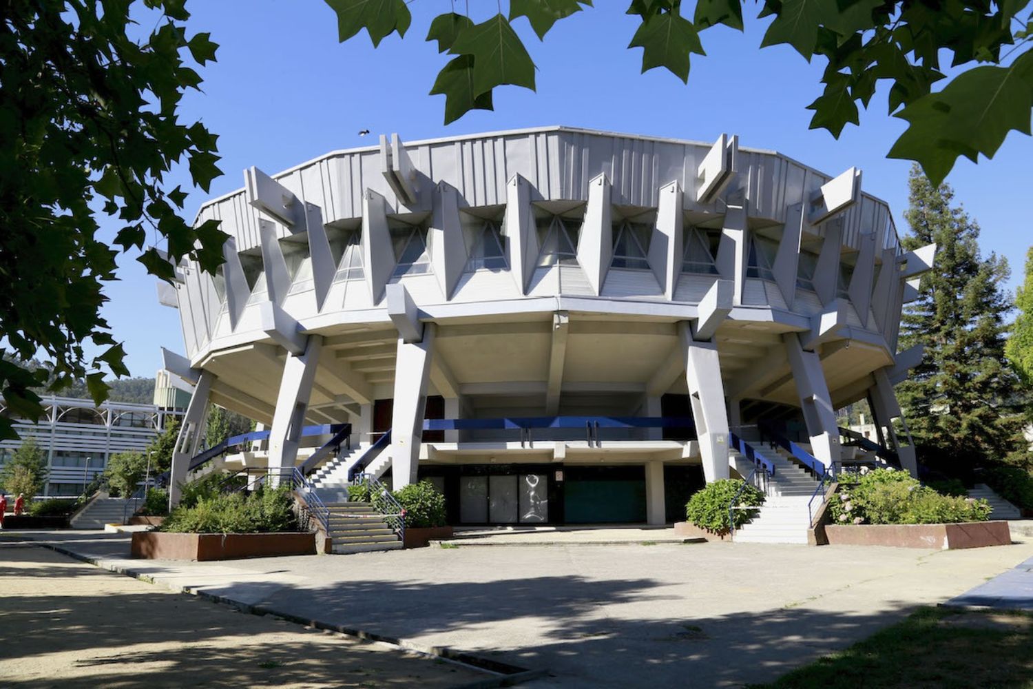 Edificio de Aulas Salvador Gálvez (“El Plato”), ubicado al lado izquierdo de la Biblioteca Central.