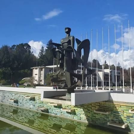 Homenaje al espíritu de los fundadores de la Universidad de Concepción, ubicado en el Foro UdeC.
